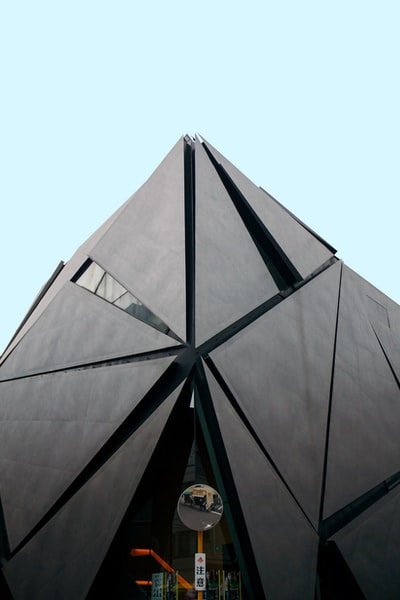 白天灰色混凝土建筑